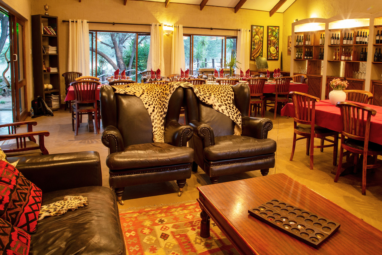 Hauptbereich mit Lounge, Bar und Essbereich