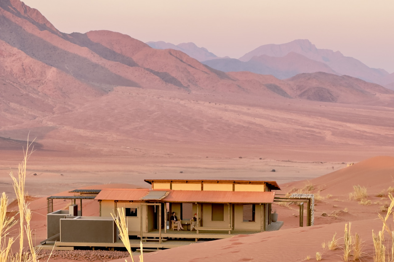 Chalets eingebettet in die Namib