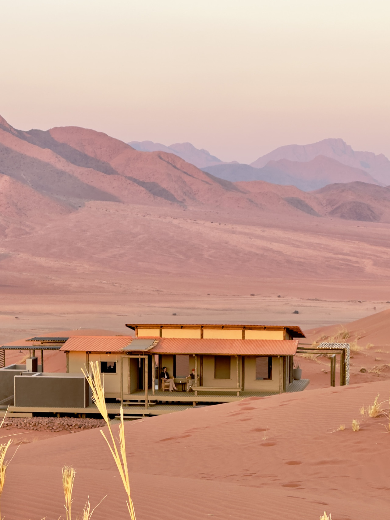 Chalets eingebettet in die Namib