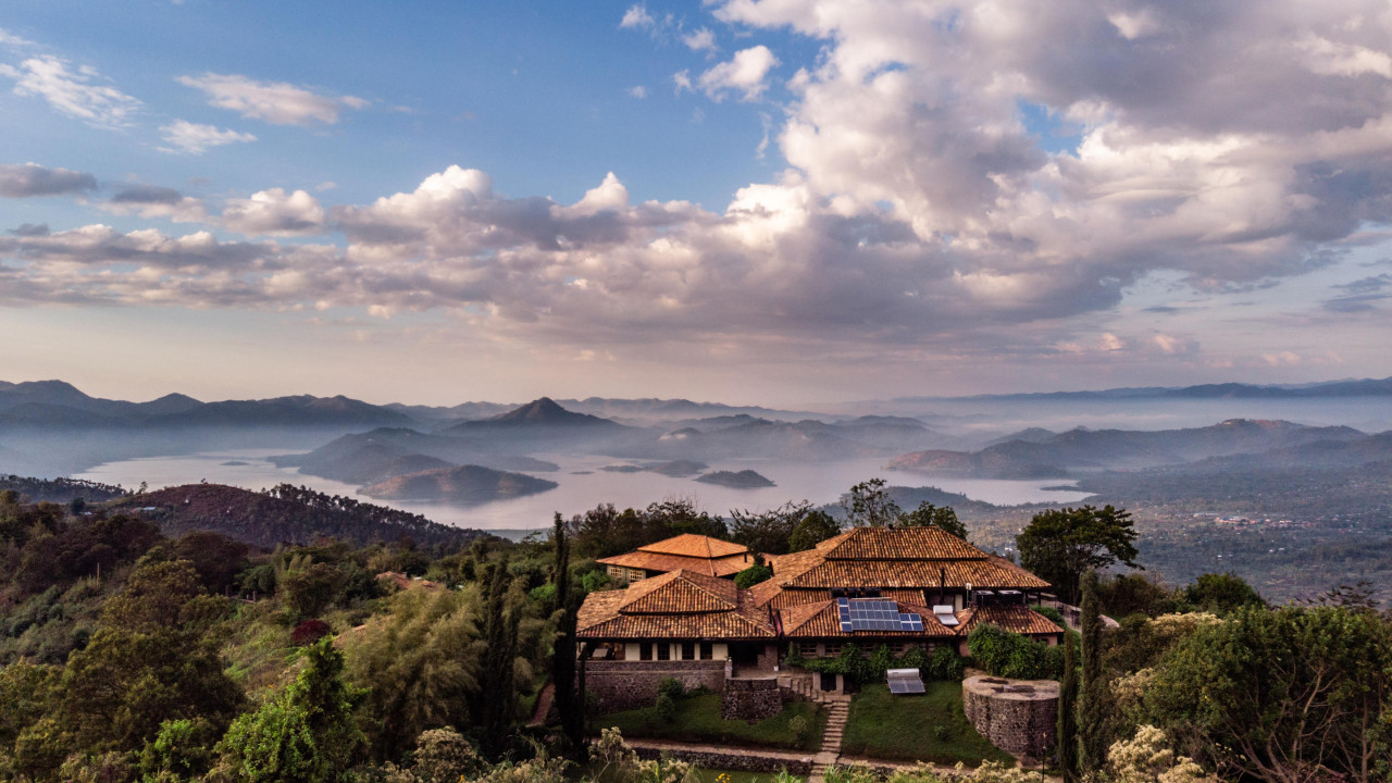 Die Lodge liegt hoch oben mit einem Blick auf die Virunga Vulkane