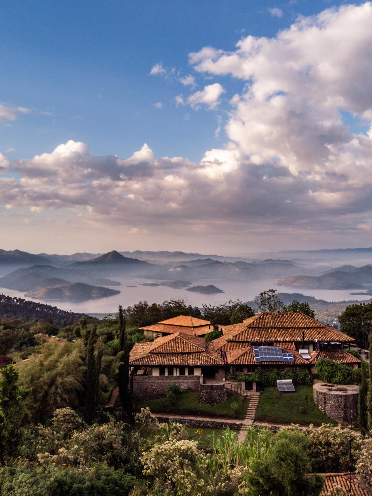 Die Lodge liegt hoch oben mit einem Blick auf die Virunga Vulkane
