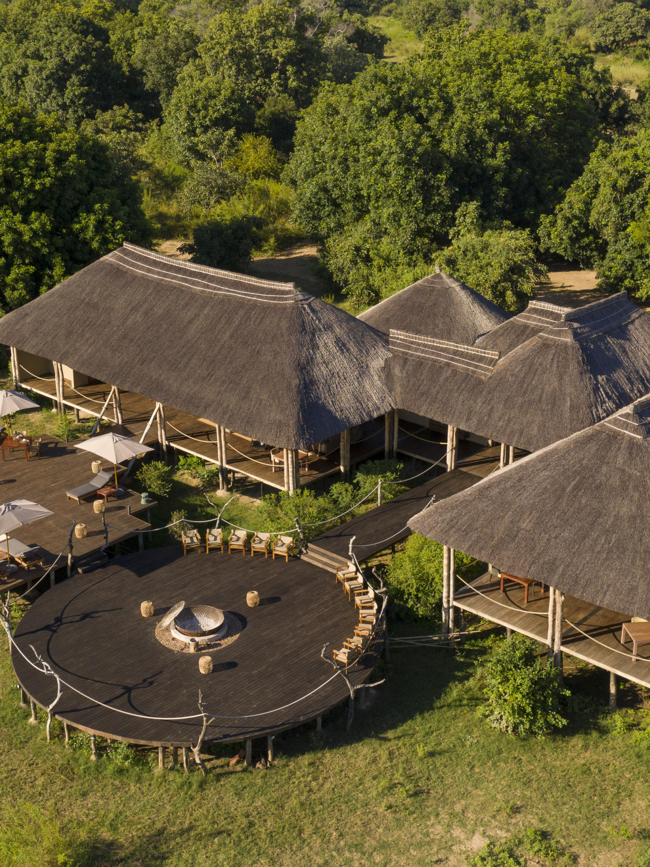 Lodge-Bereich auf erhöhten Decks mit Blick auf den Fluss