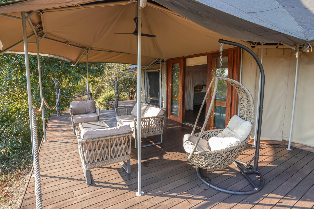 Sonnige Veranda am Familienzelt zum Entspannen