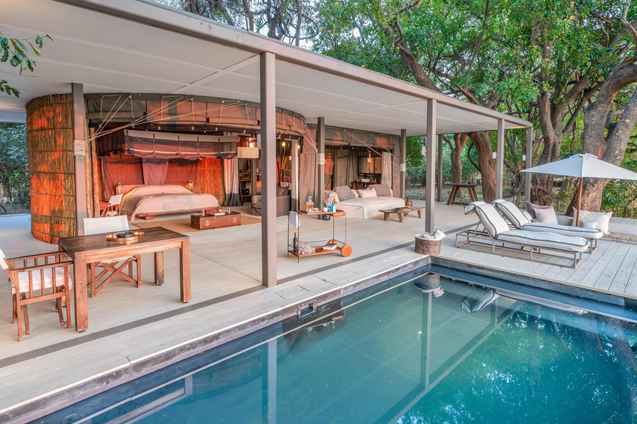 Veranda mit Tauchbecken und bequemen Liegestühlen