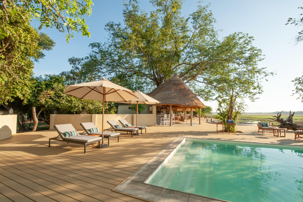 Der Pool wird durch heiße Quelle auf 38° gespeist