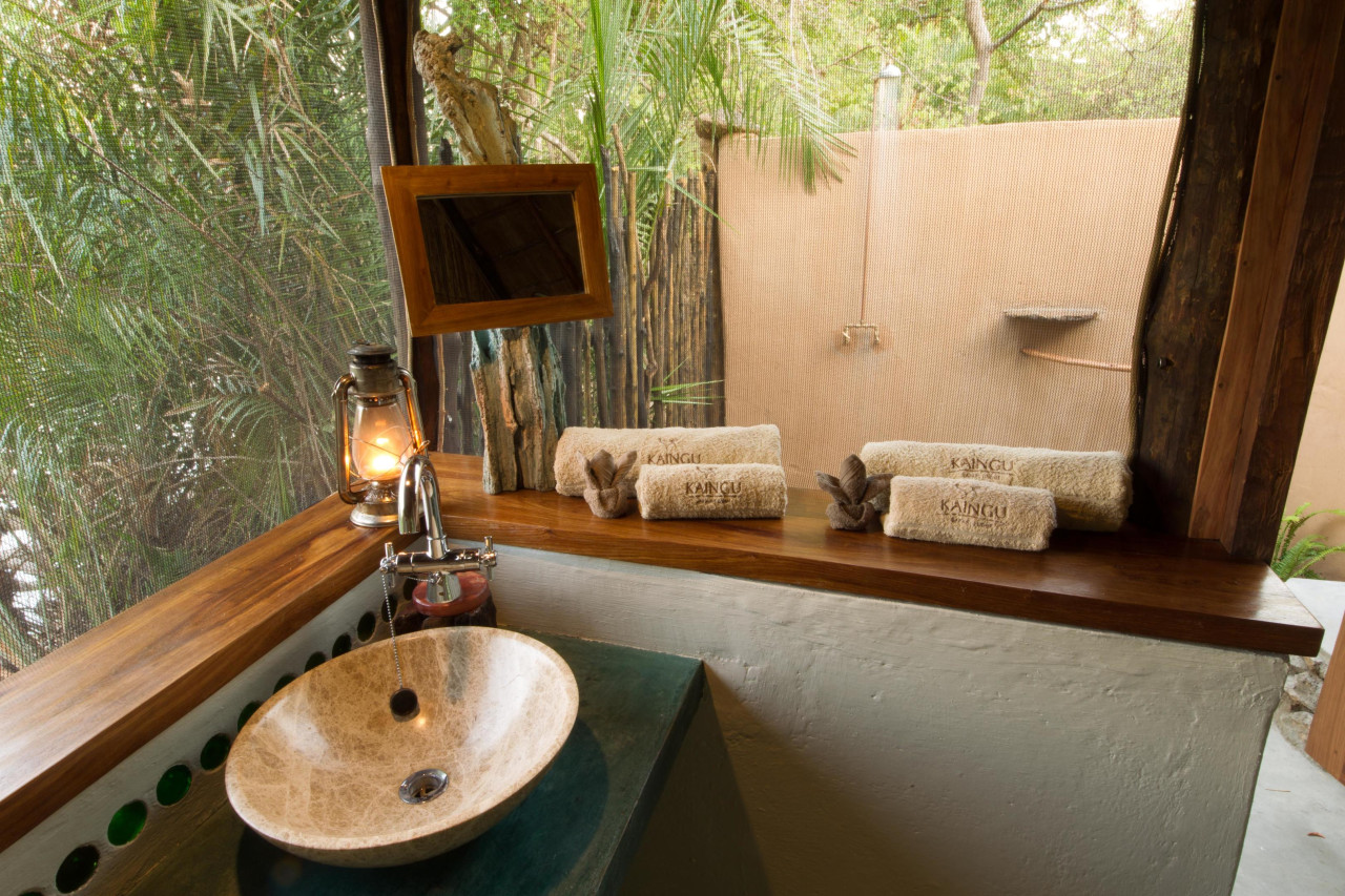 Helles Badezimmer mit Außendusche