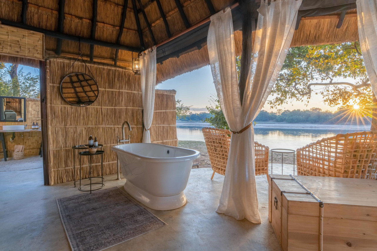 Open-Air-Badezimmer mit Blick auf den Fluss