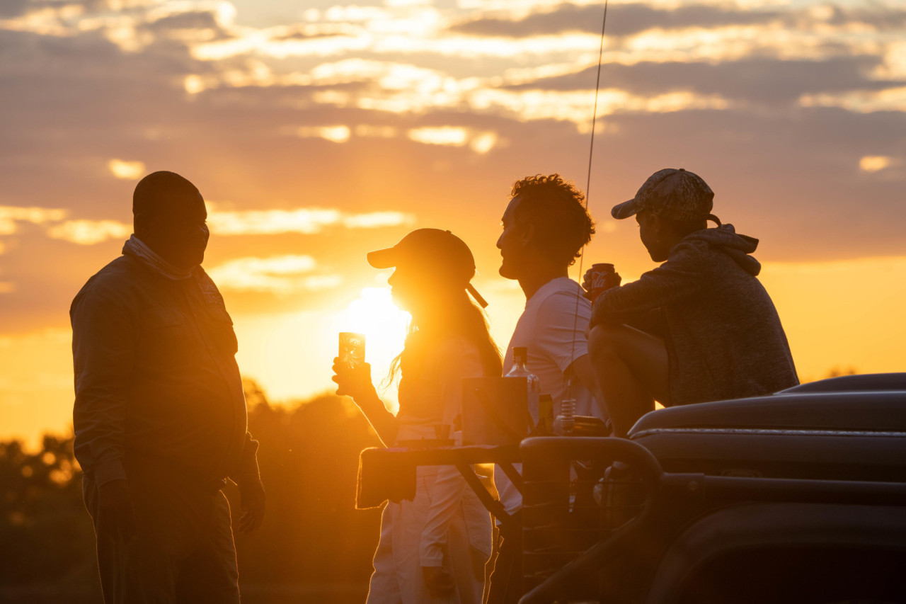 Sundowner beim berührenden Sonnenuntergang