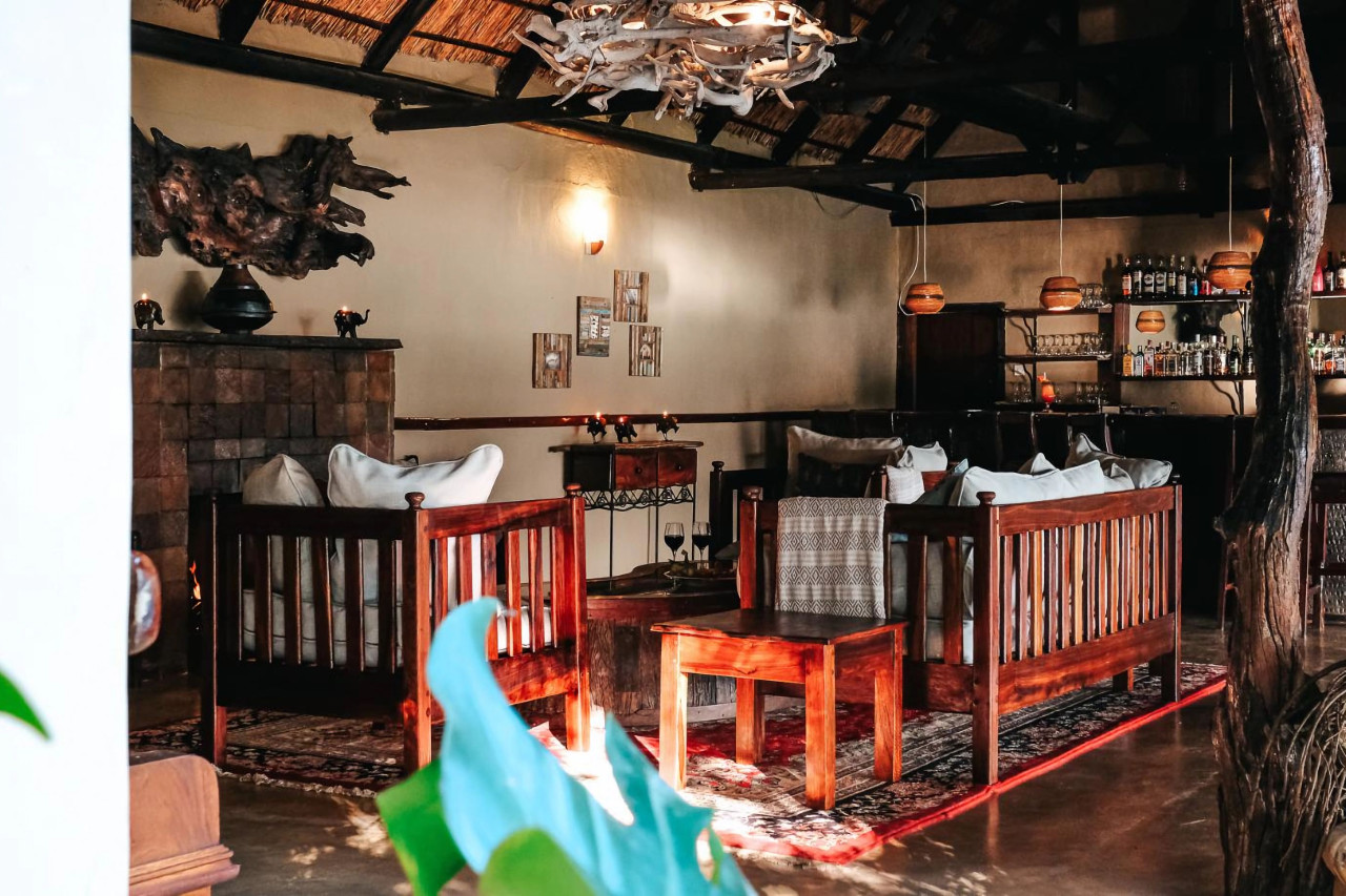 Gemütliche Lounge mit Bar zum Treffen von Freunden