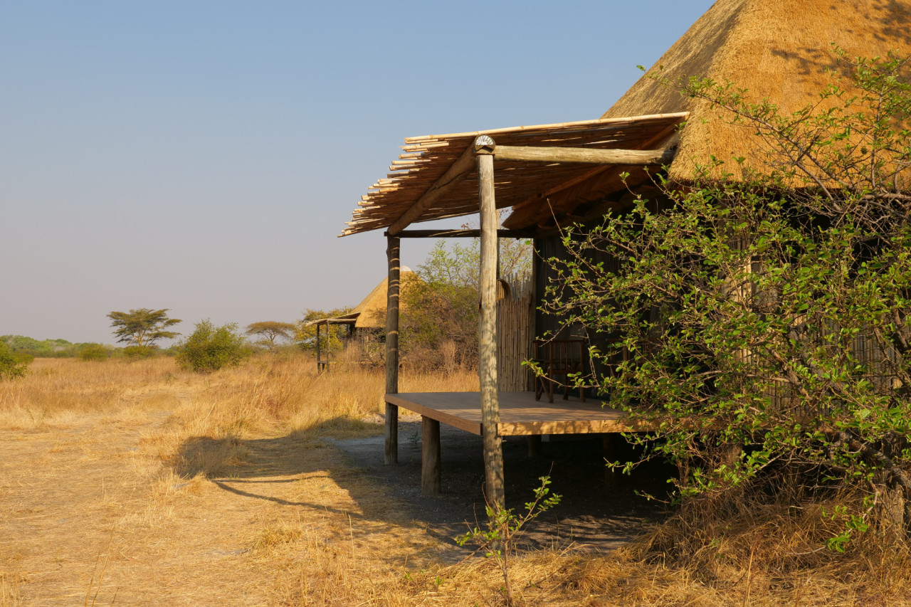 Strohgedeckte Chalets mit privater Veranda