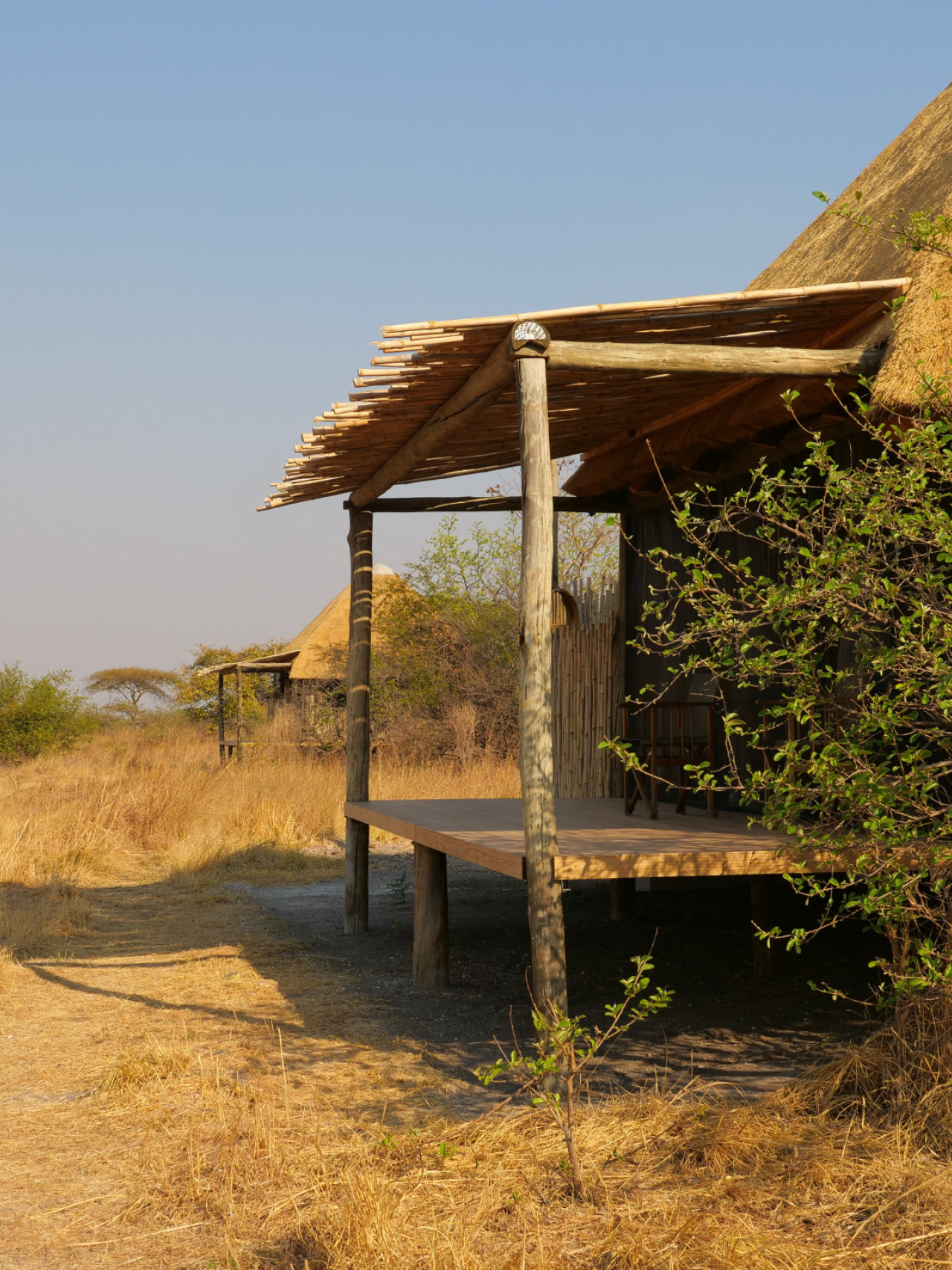 Strohgedeckte Chalets mit privater Veranda