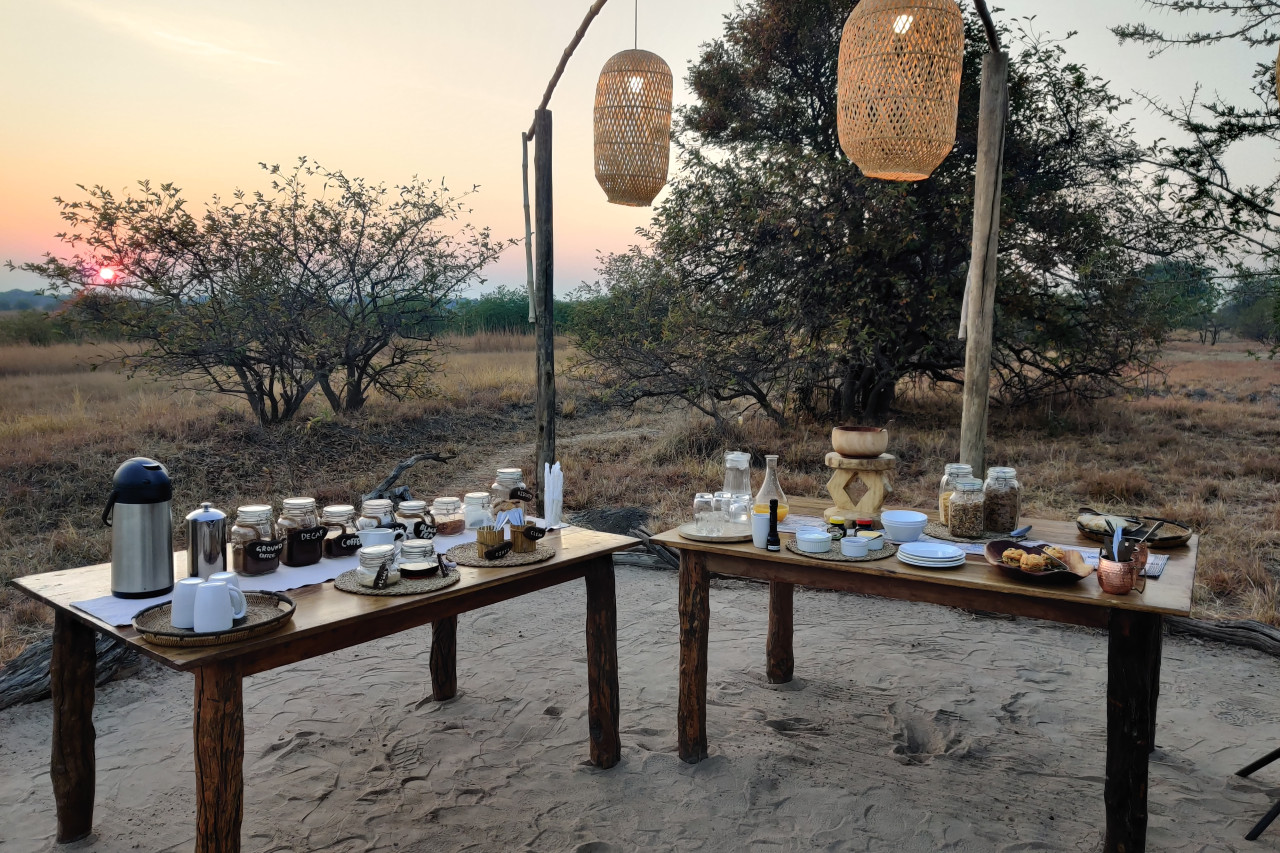 Kleines Frühstück bevor die Pirschfahrt startet