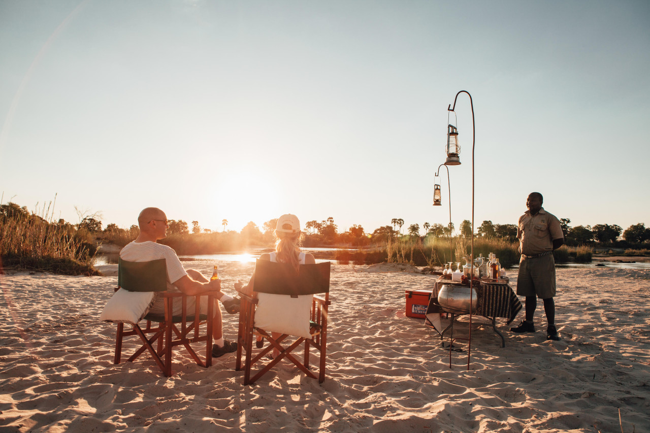 Die Strandbar mit Blick auf den Sambesi ist geöffnet