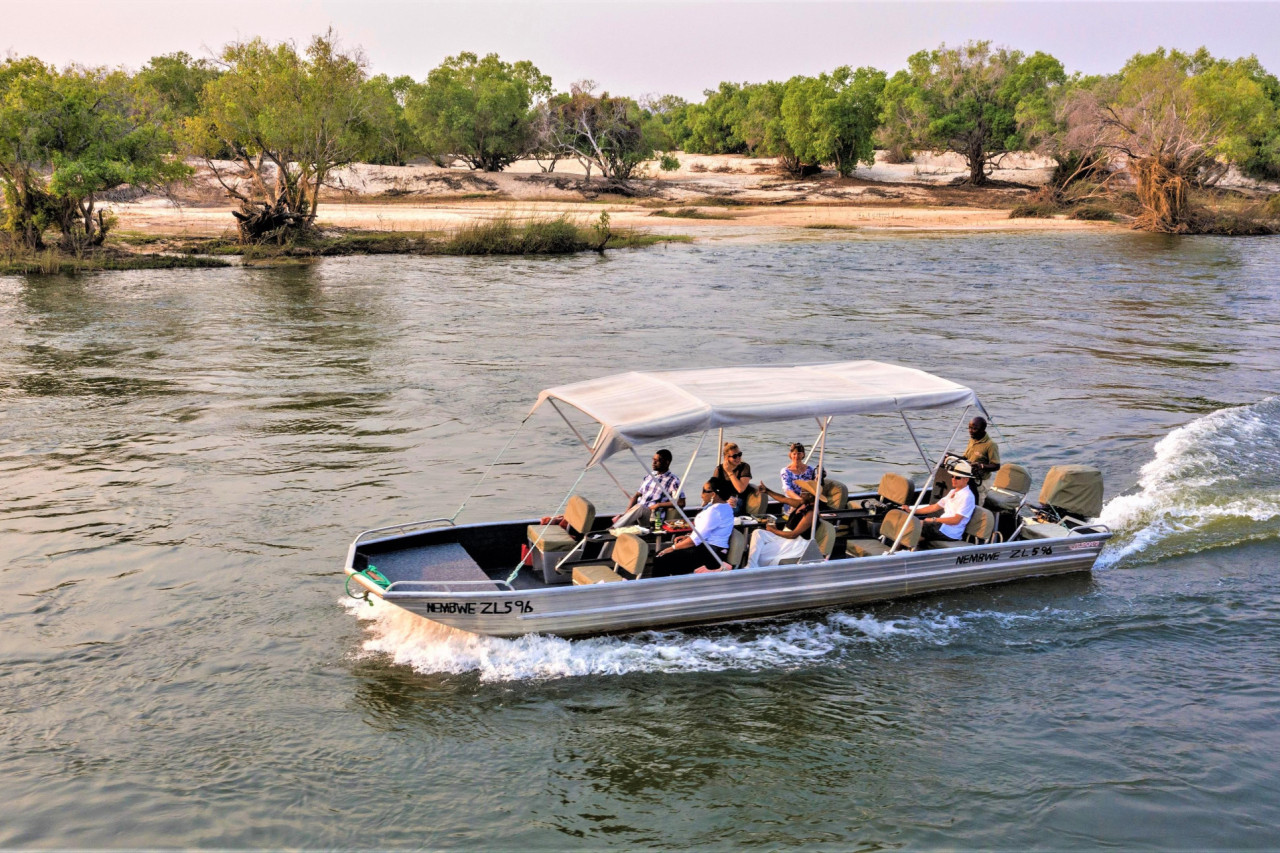 Unternehmen Sie eine Bootsfahrt zum Sonnenuntergang