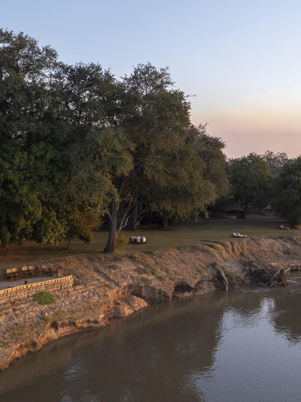 Die Ruhe des Busches am Luangwa-Fluss genießen