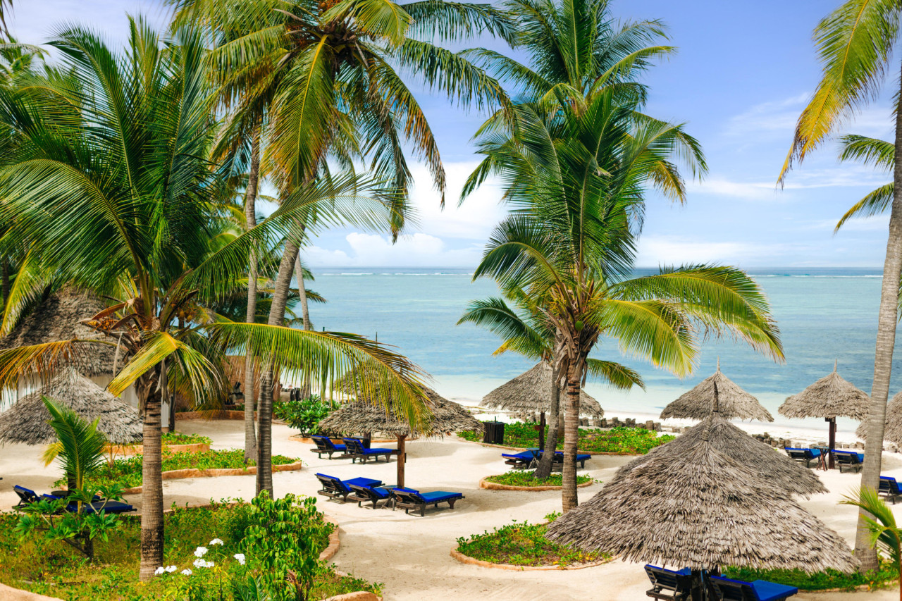 Der Sandstrand am azurblauen Meer