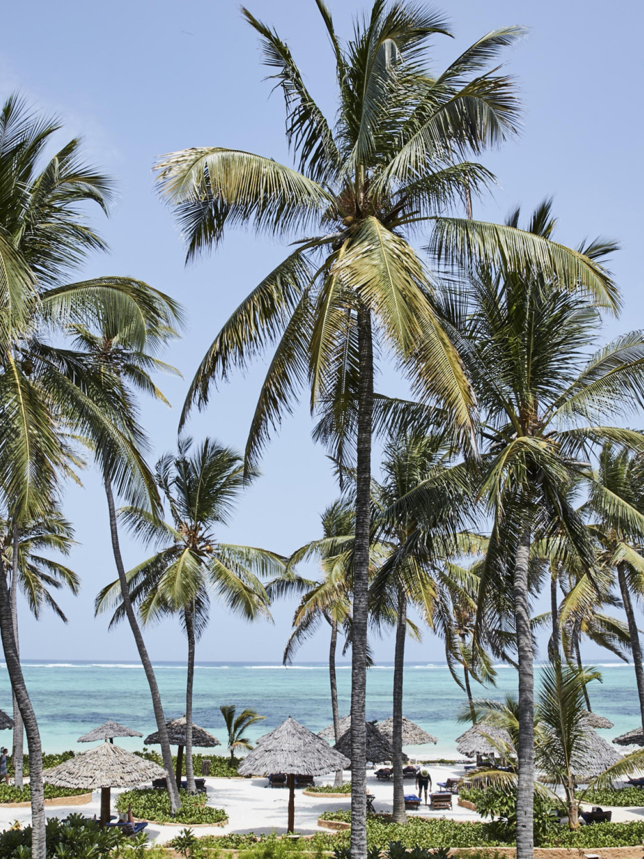 Der Sandstrand am azurblauen Meer