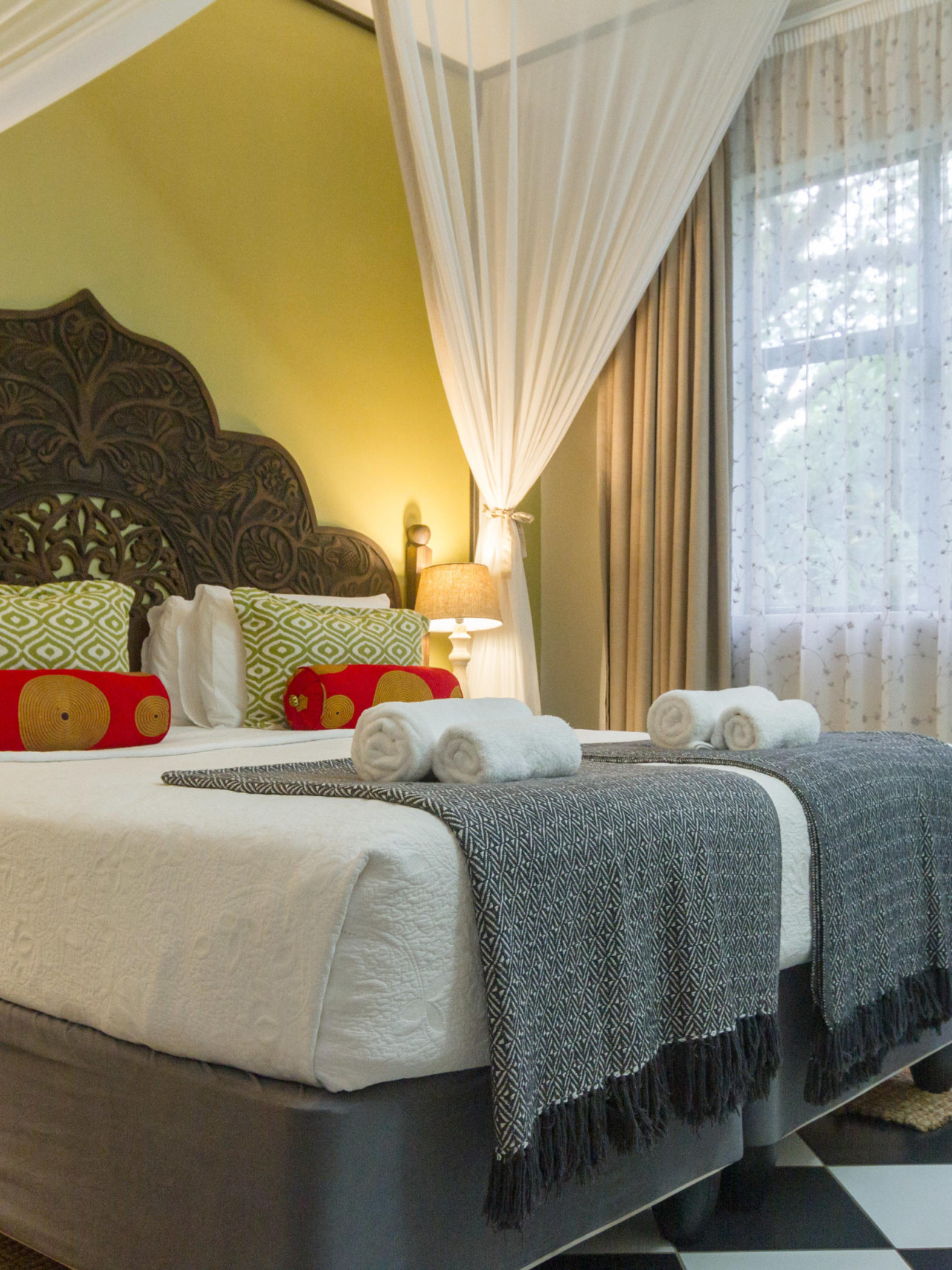 Gestaltung der Zimmer mit lokalen Kunsthandwerkern