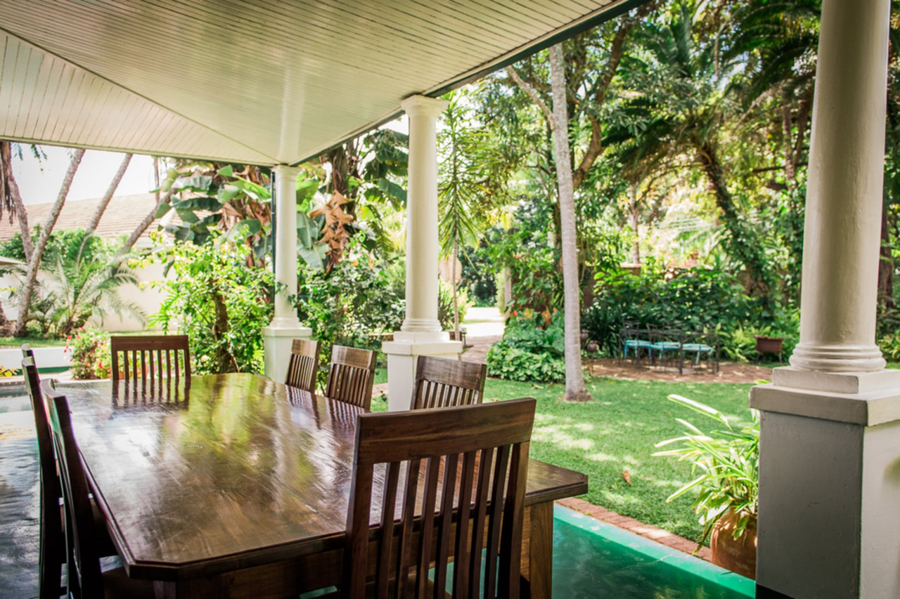 Frühstück in der Sonne auf der Veranda genießen
