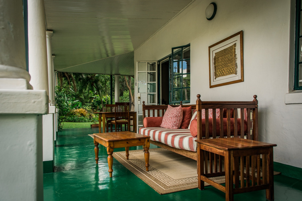 Große Veranda mit Blick auf exotische Pflanzen