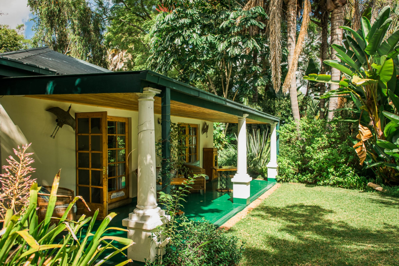 Zimmer mit großen Veranda in üppiger Gartenoase