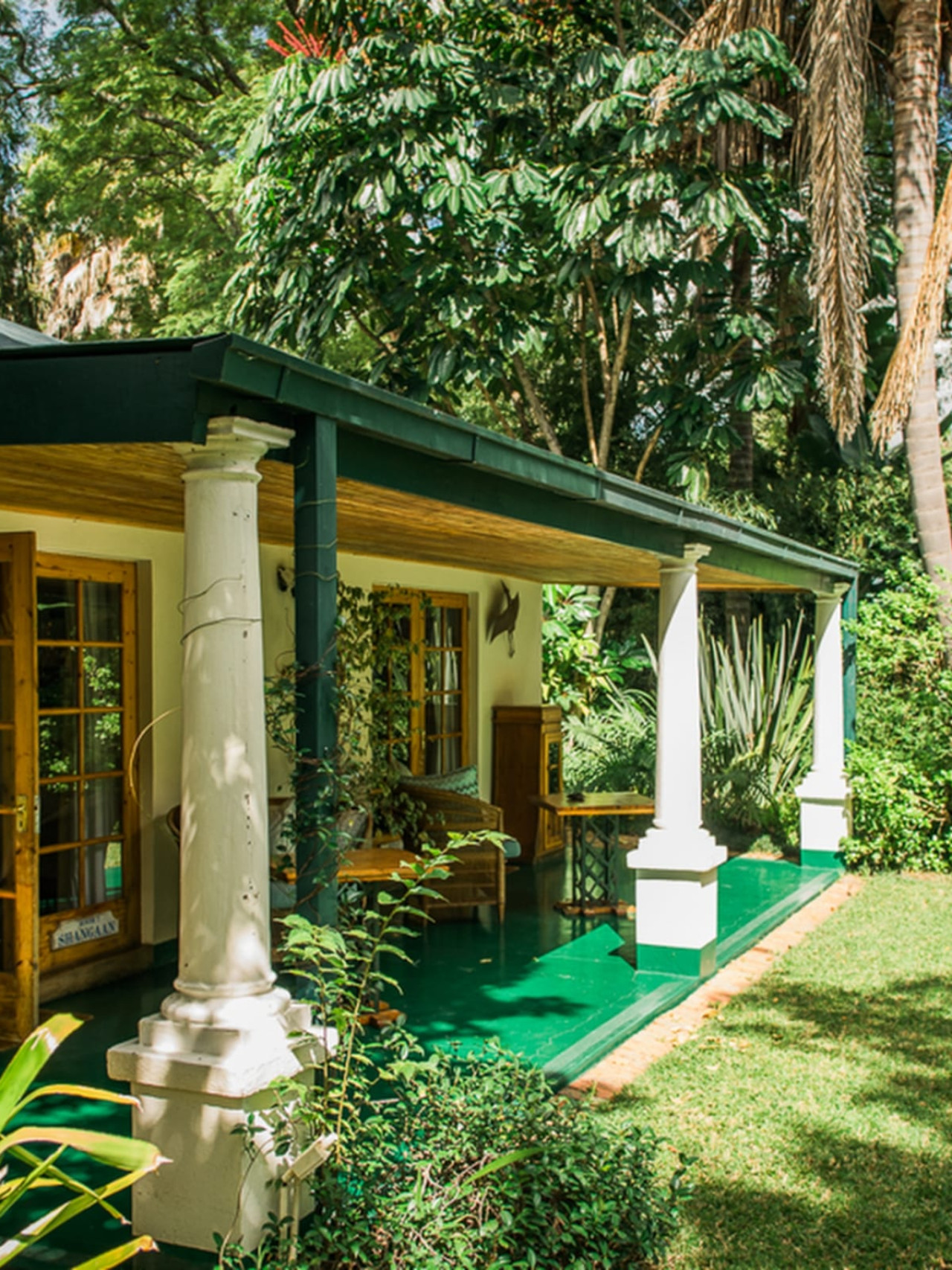 Zimmer mit großen Veranda in üppiger Gartenoase