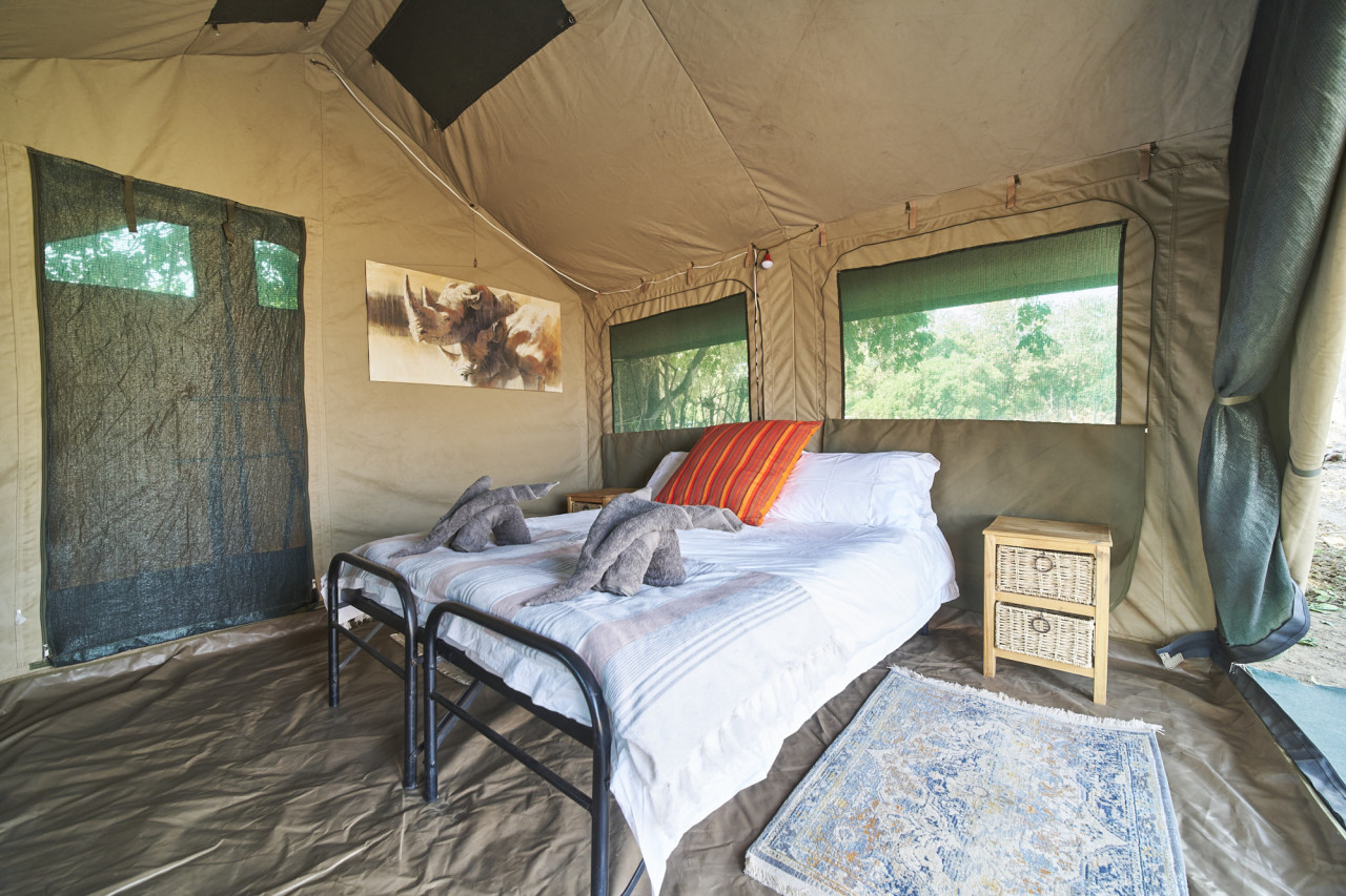 Einfaches Zelt mit allem, was benötigt wird