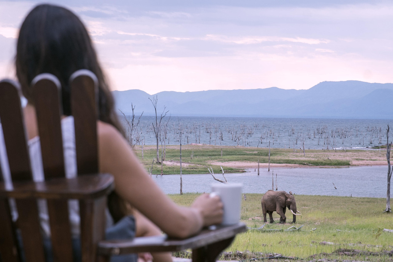 Eine private Terrasse mit Blick auf das Wasser