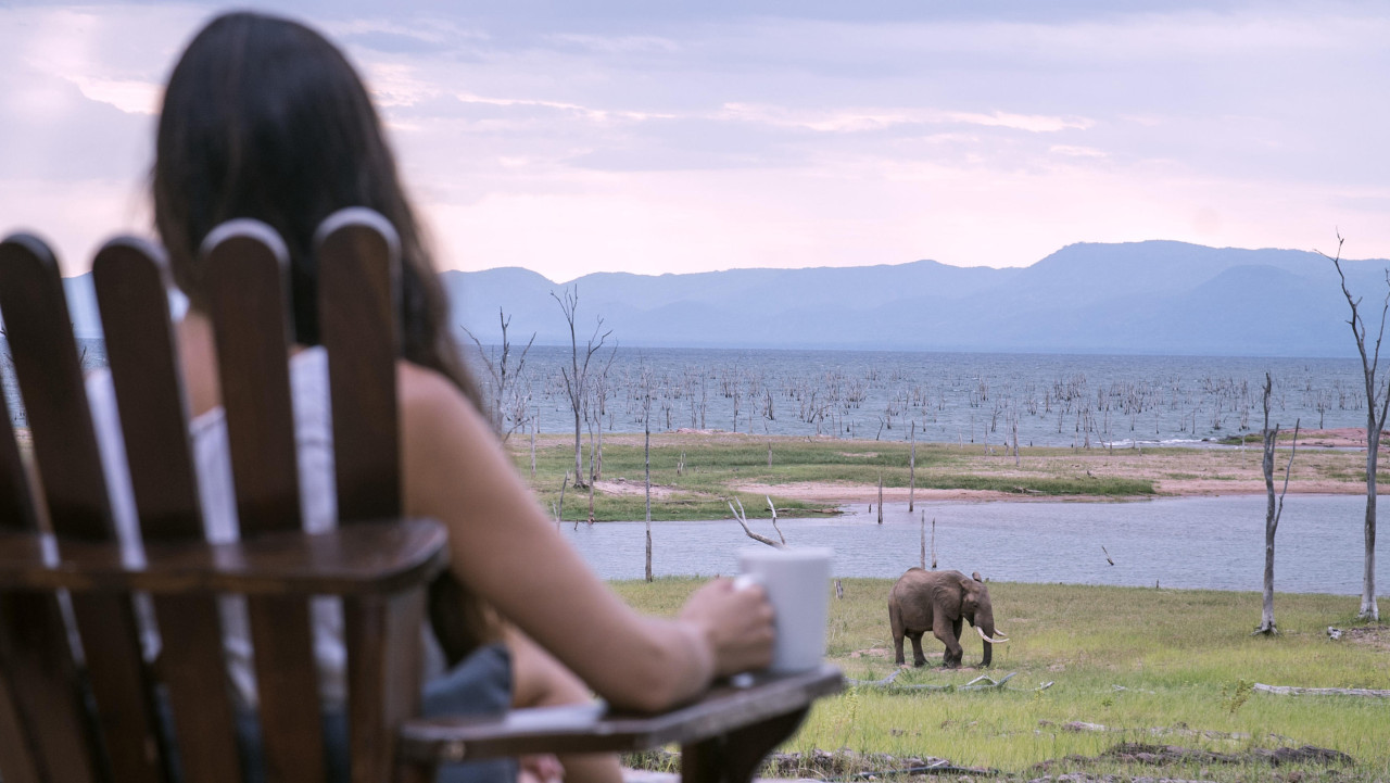 Eine private Terrasse mit Blick auf das Wasser