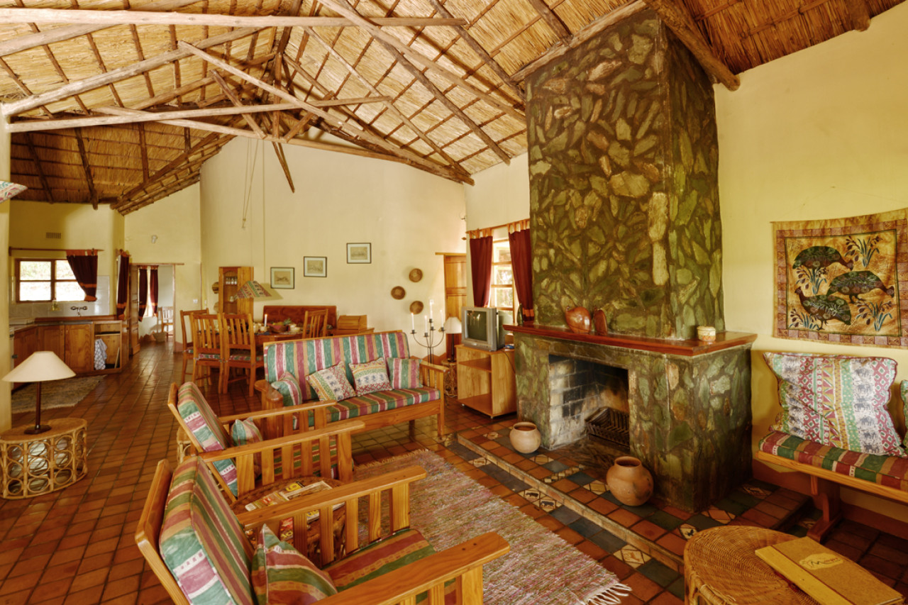 Gemütliche Lounge mit wärmendem Kamin