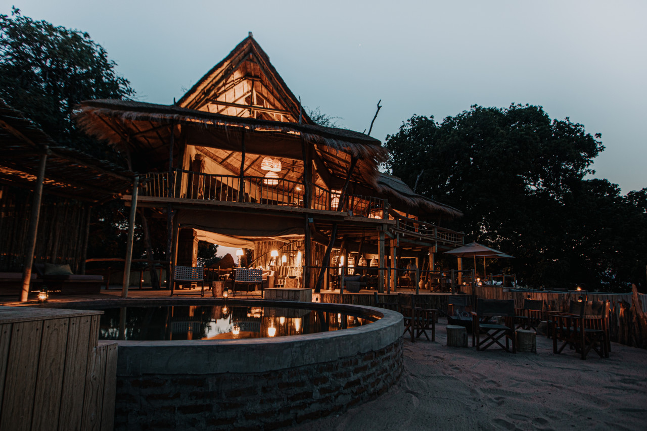 Abendstimmung mit Blick auf den Pool