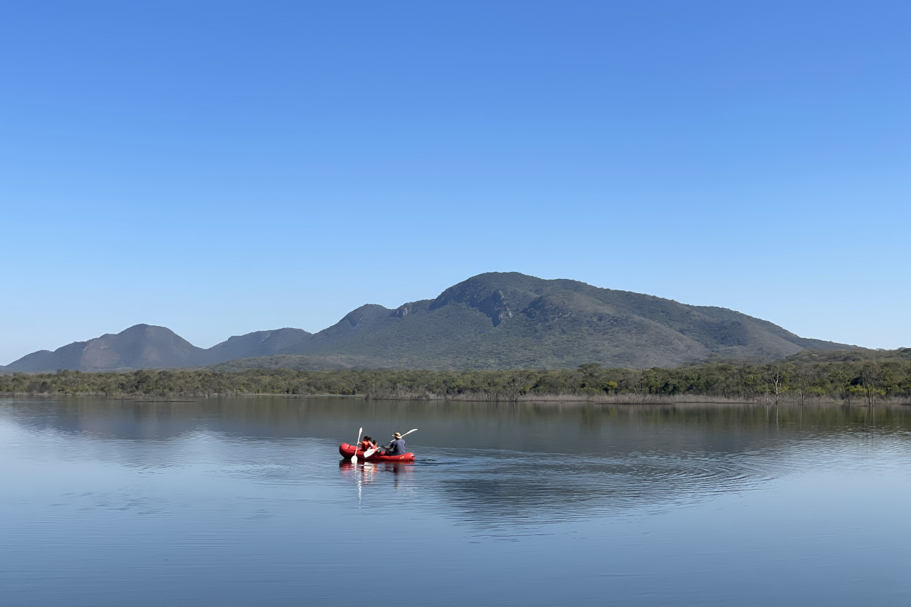 Entspannende Kanufahrt auf dem ruhigen See