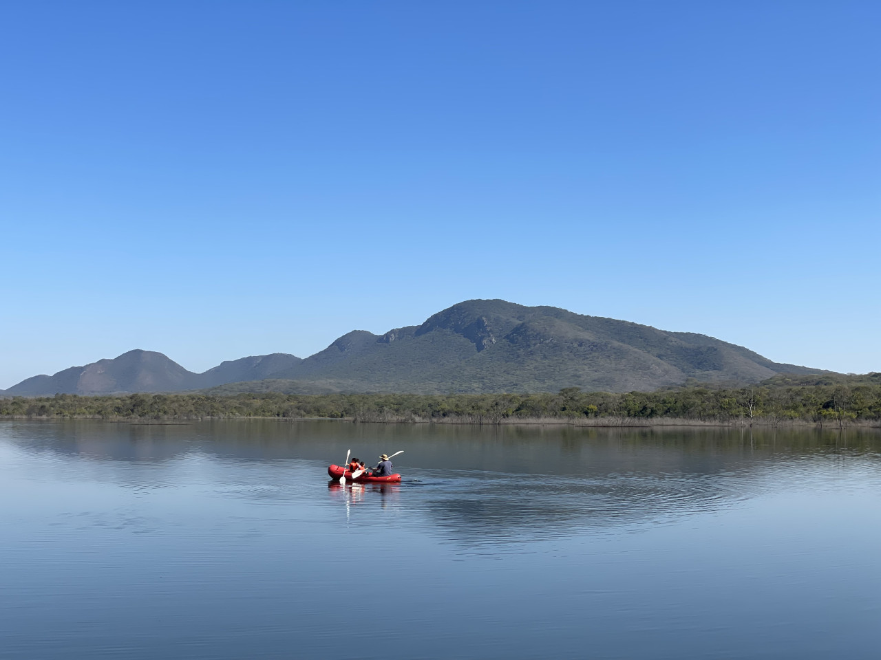 Entspannende Kanufahrt auf dem ruhigen See