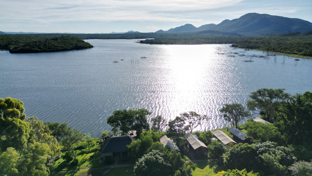 Weiter und offener Blick auf den glitzernden See