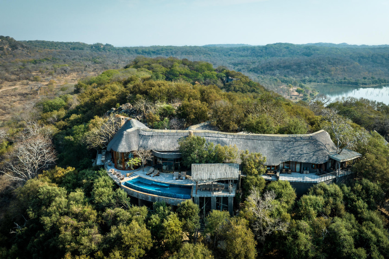 Auf einem Sandsteinkamm gelegen mit Blick in die Weite
