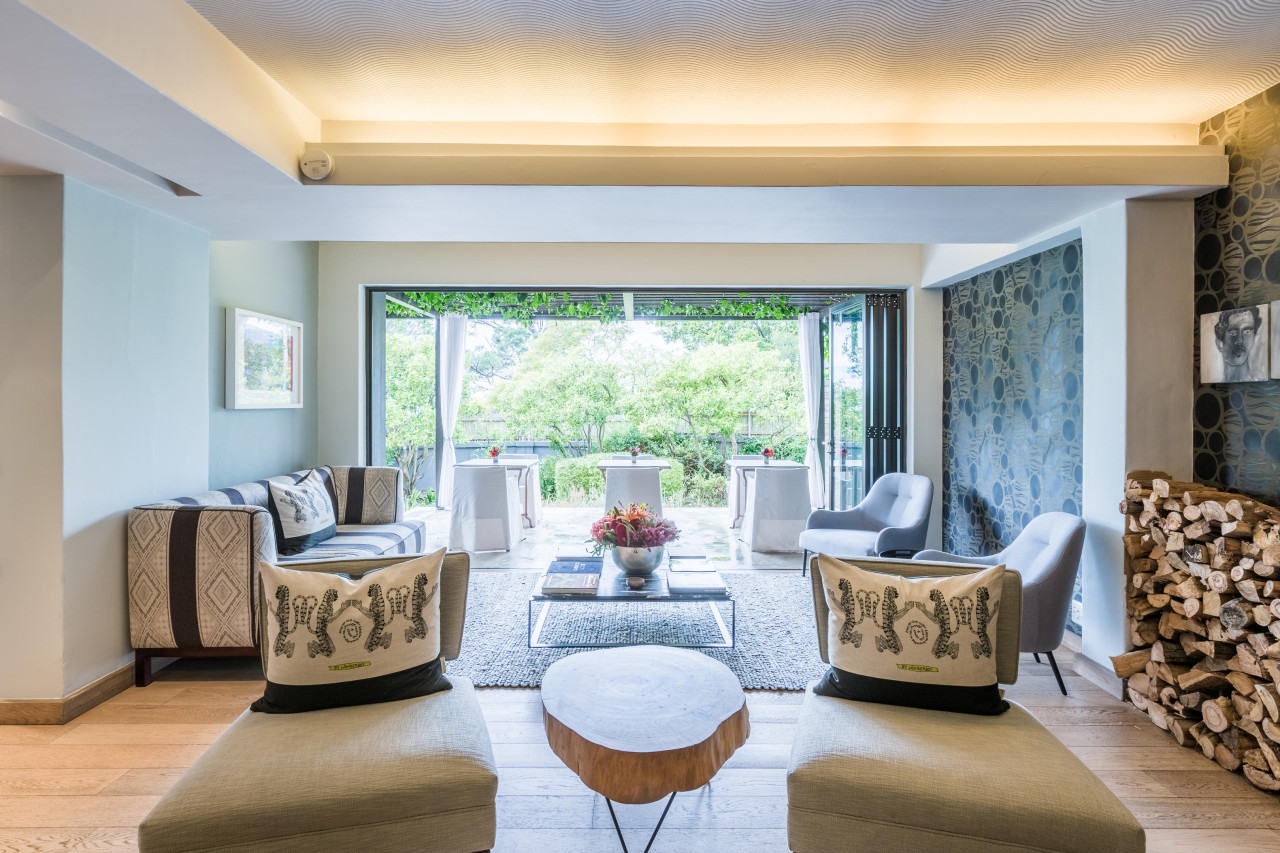 Hotel-Lounge im klaren, modernen Design