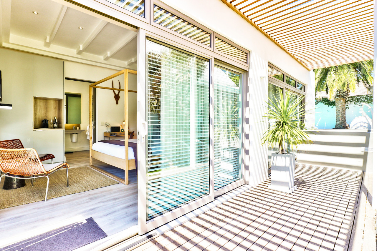 Private Terrasse mit Sonnenliegen zum Entspannen
