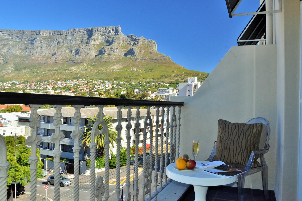 Blick vom Balkon auf den majestätischen Tafelberg