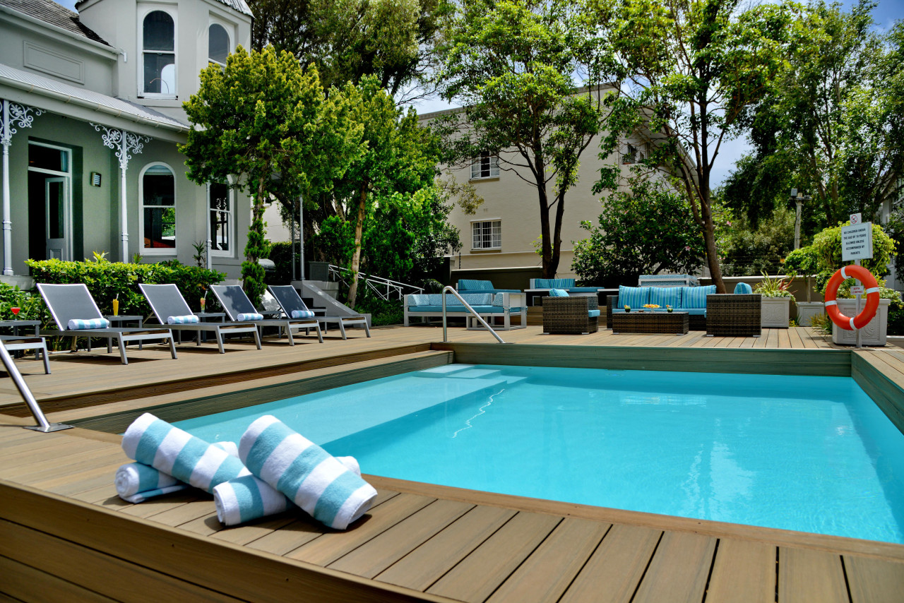 Erfrischender Pool im weitläufigen Garten