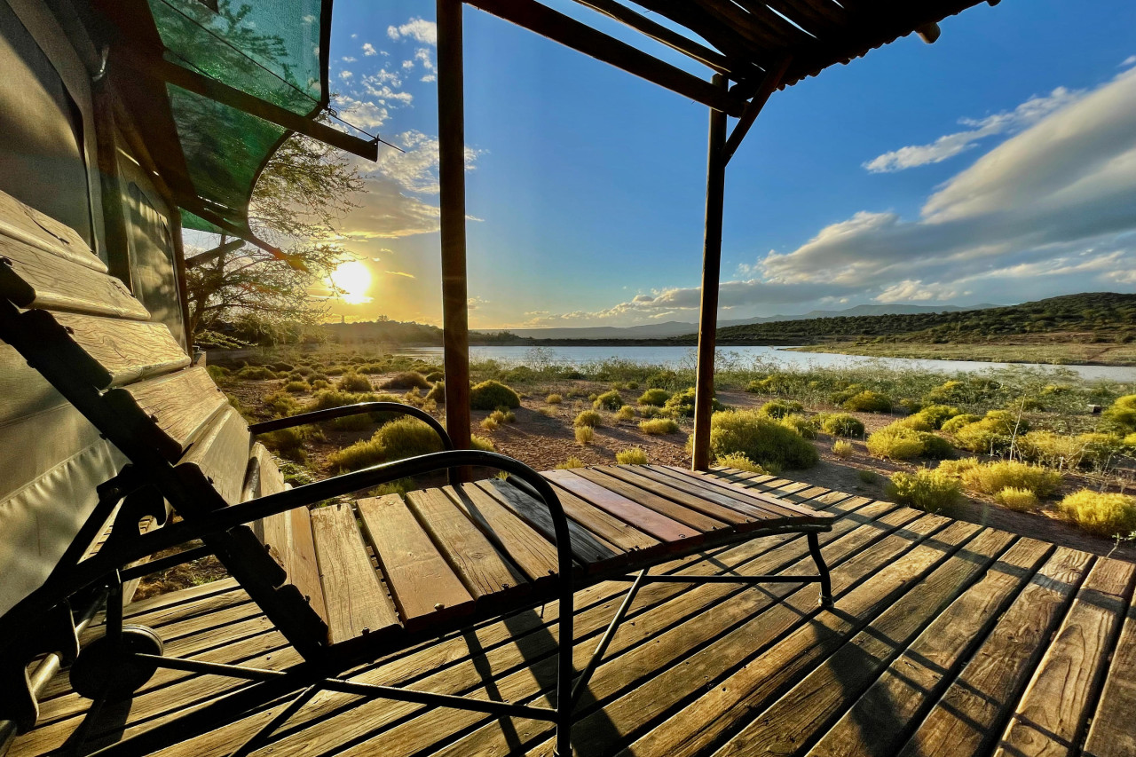 Privates Sonnendeck mit Blick auf das Wasserloch