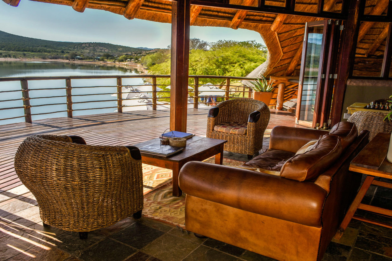 Traditionelle Lounge mit bequemen Sesseln