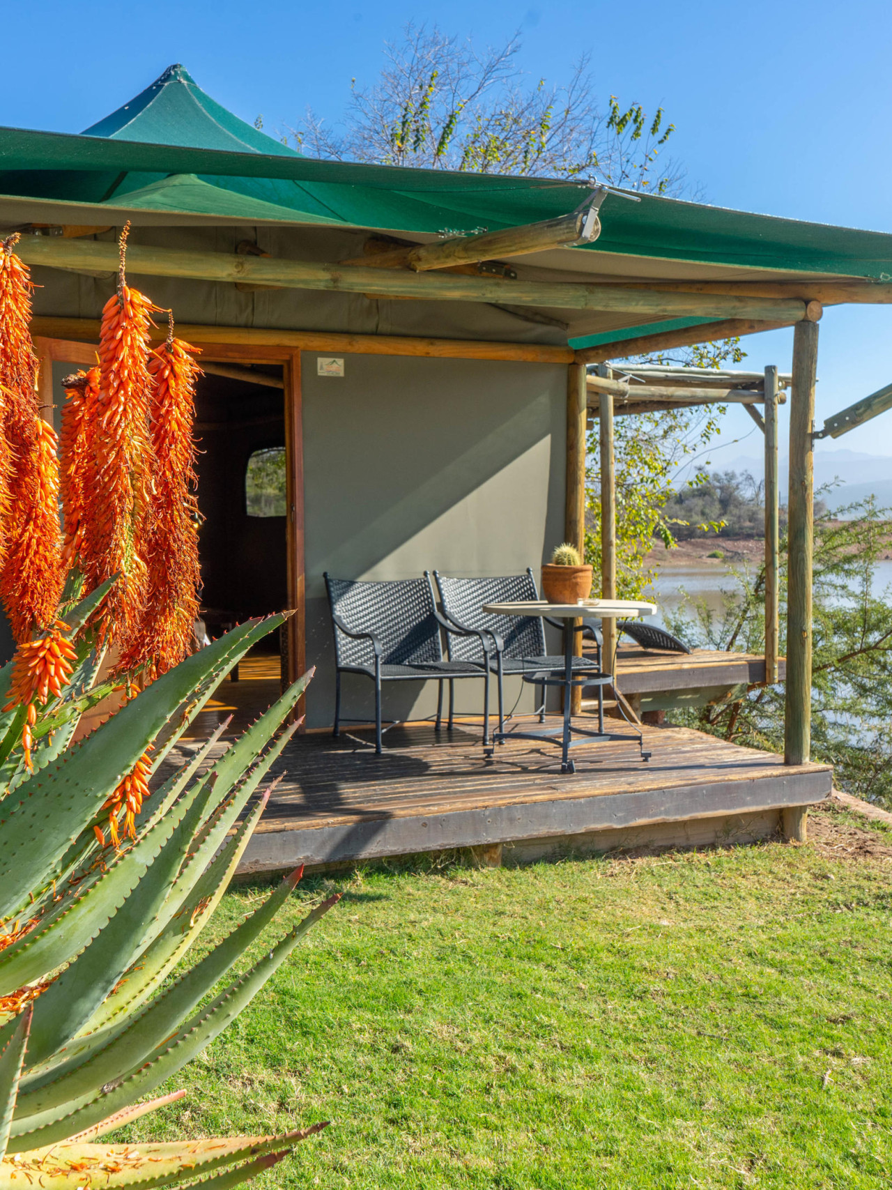 Luxuriöse Zelte am Wasserloch