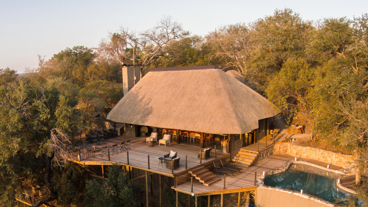 Einzigartige Atmosphäre mit luxuriösem Safari-Erlebnis
