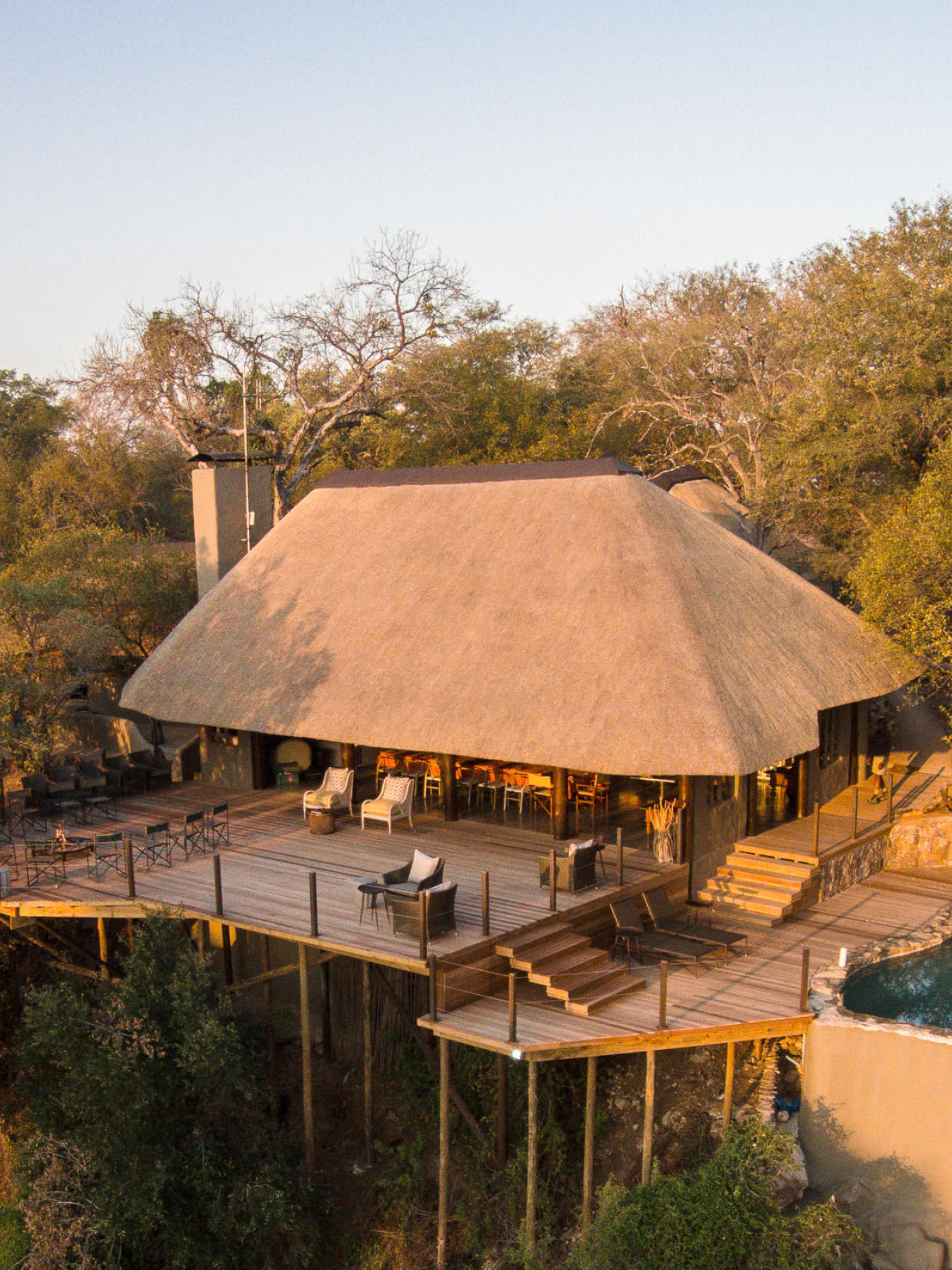 Einzigartige Atmosphäre mit luxuriösem Safari-Erlebnis