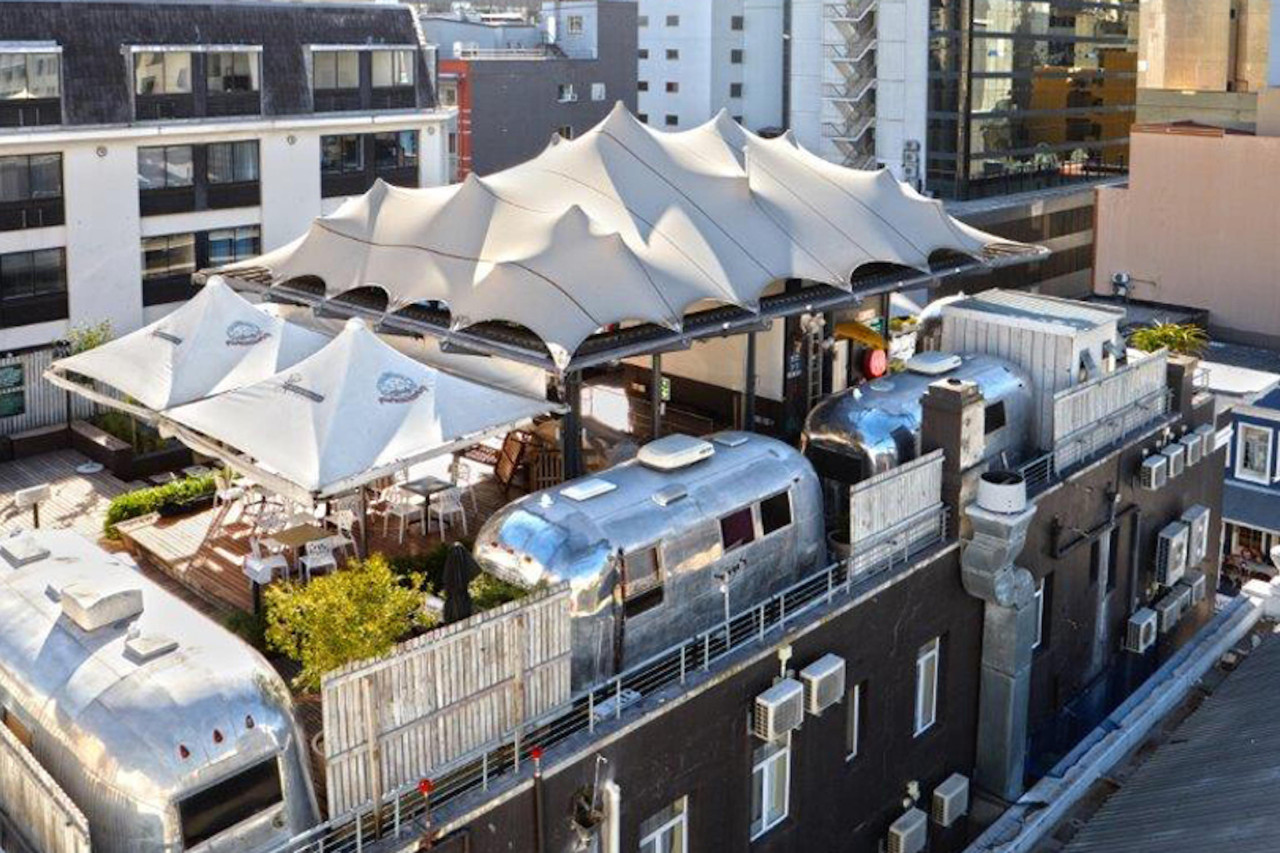 Blick auf das Dach des Hotels mit Airstream-Zimmern