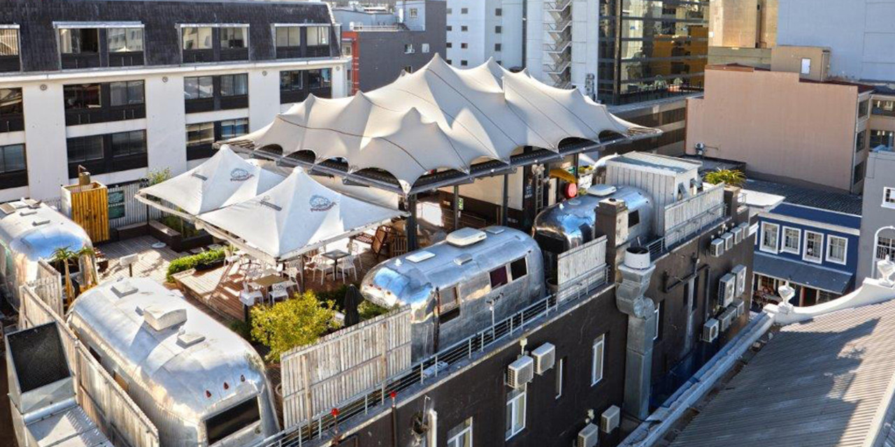 Blick auf das Dach des Hotels mit Airstream-Zimmern