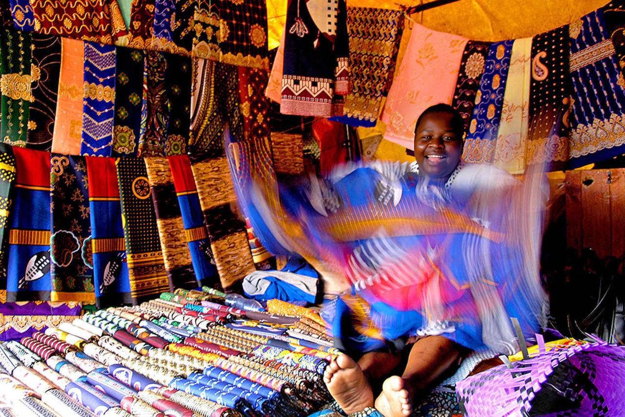 Skurrile kleine Läden und Straßenstände