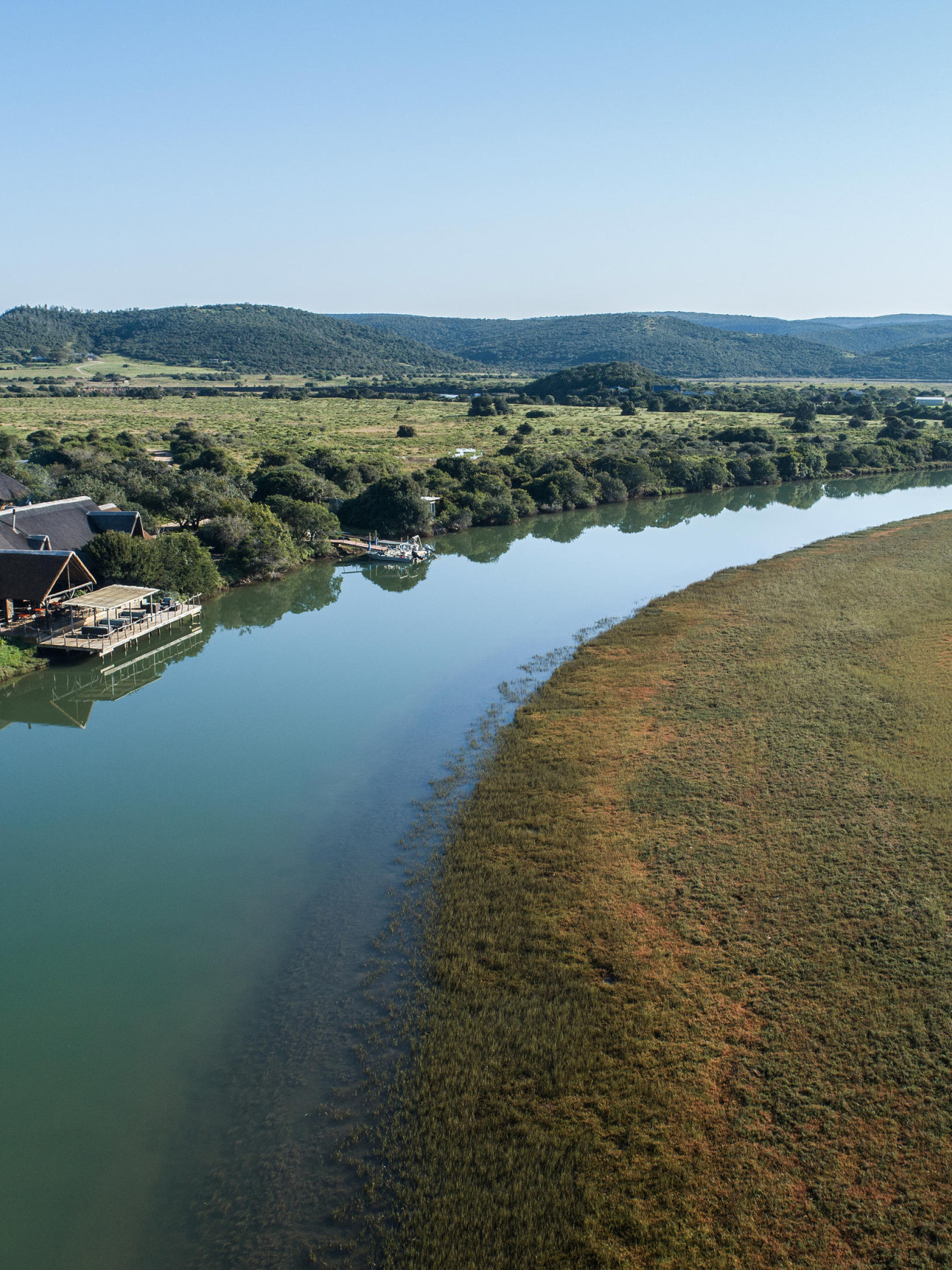 Strohgedeckte Lodge am Ufer des Bushmans River