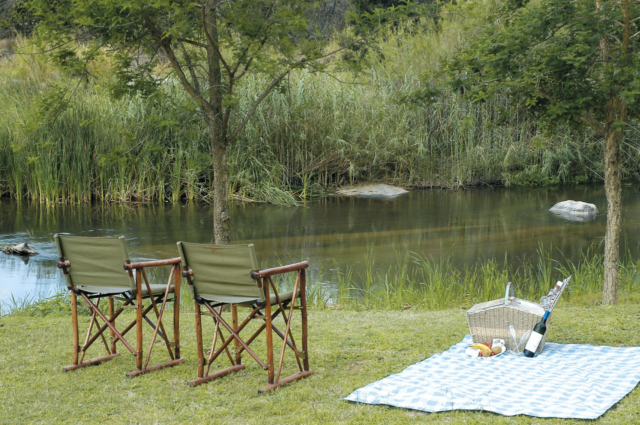 Privates Picknick am Fluss mit Geräuschen der Hippos