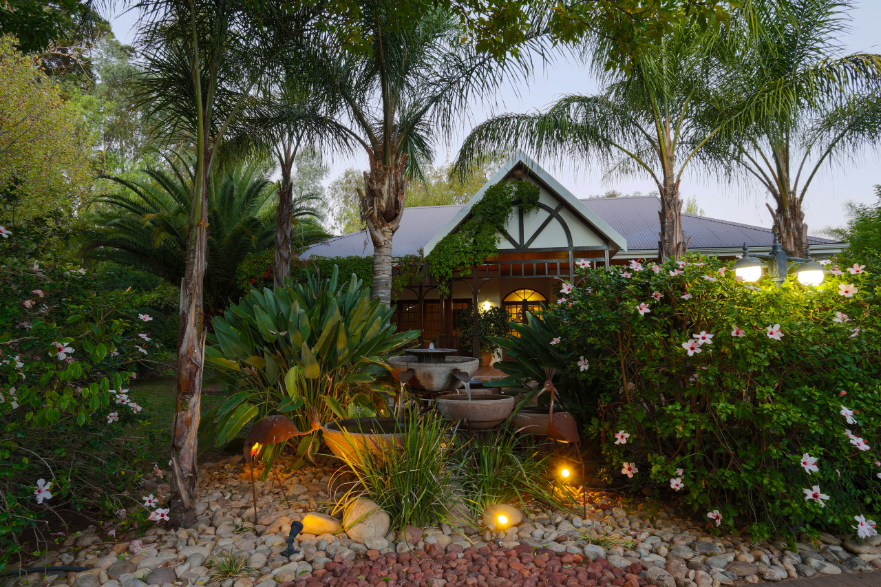 Tropische und gepflegte Gartenanlage